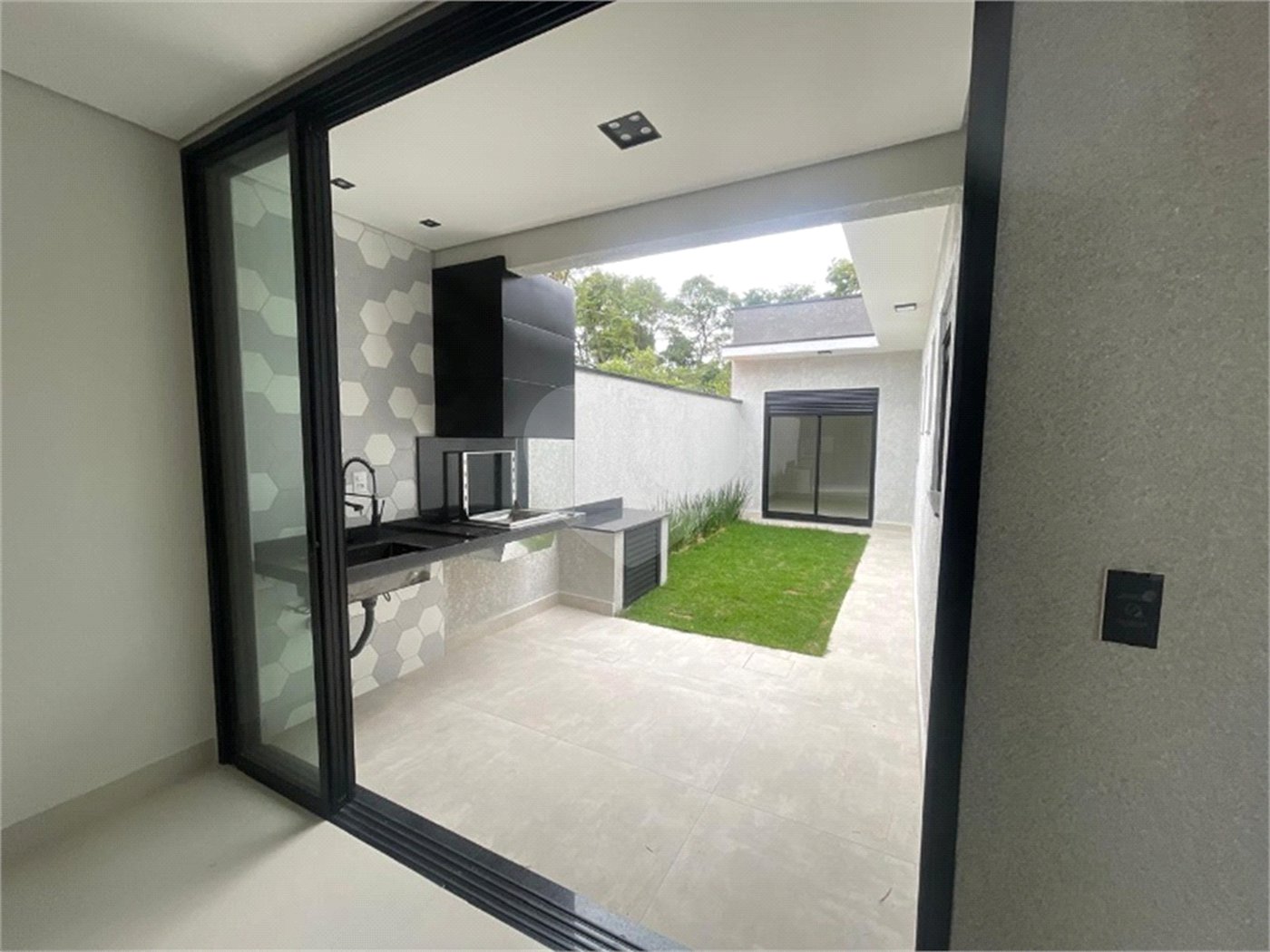 Casa à venda com 3 suítes no condomínio Jardim Residencial Helena Maria, Sorocaba - SP