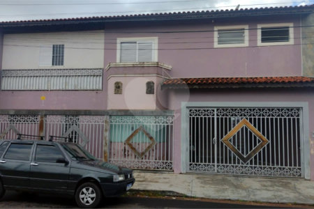 Sobrado com 3 suítes.