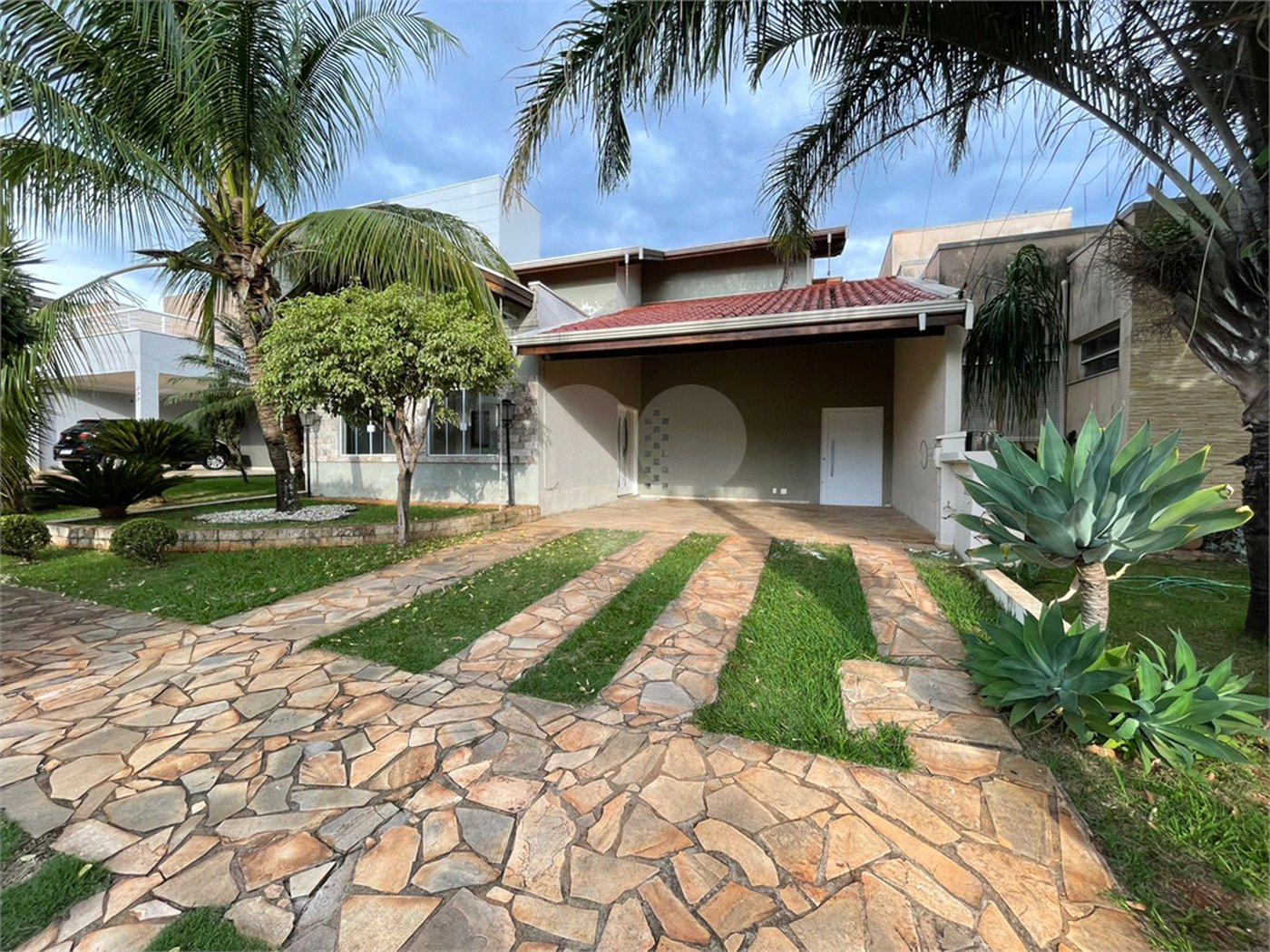 Casa à venda com 4 quartos, sendo 1 suíte, no condomínio Raizes, Paulínia - SP