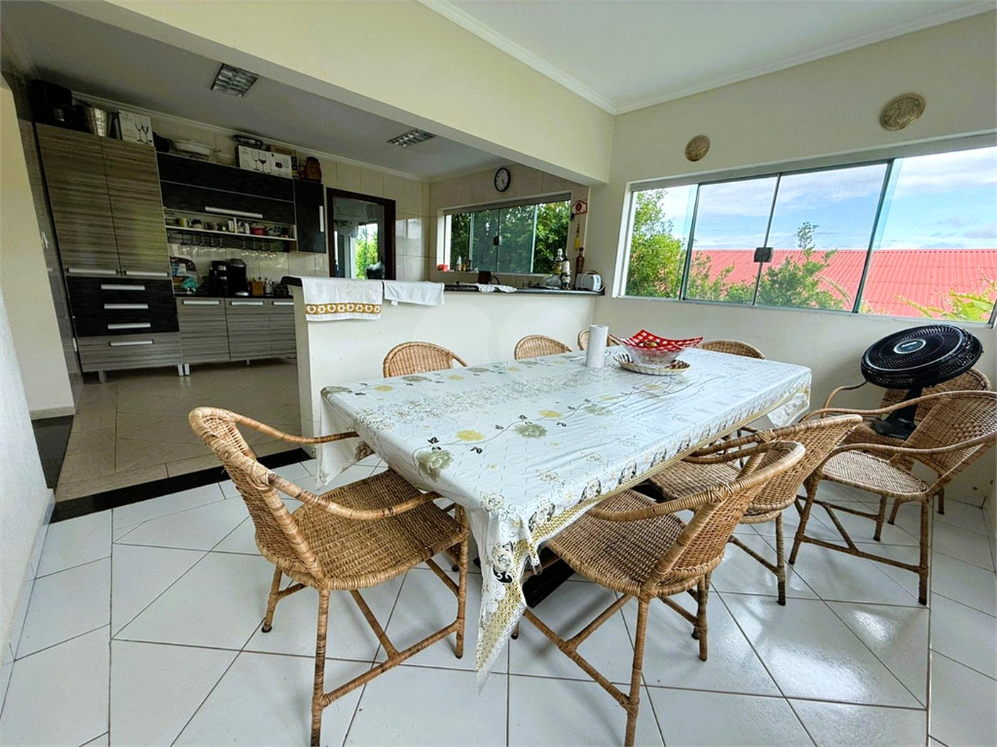 Casa à venda com 4 quartos, sendo 3 suítes, no condomínio Village da Serra, Araçoiaba da Serra - SP