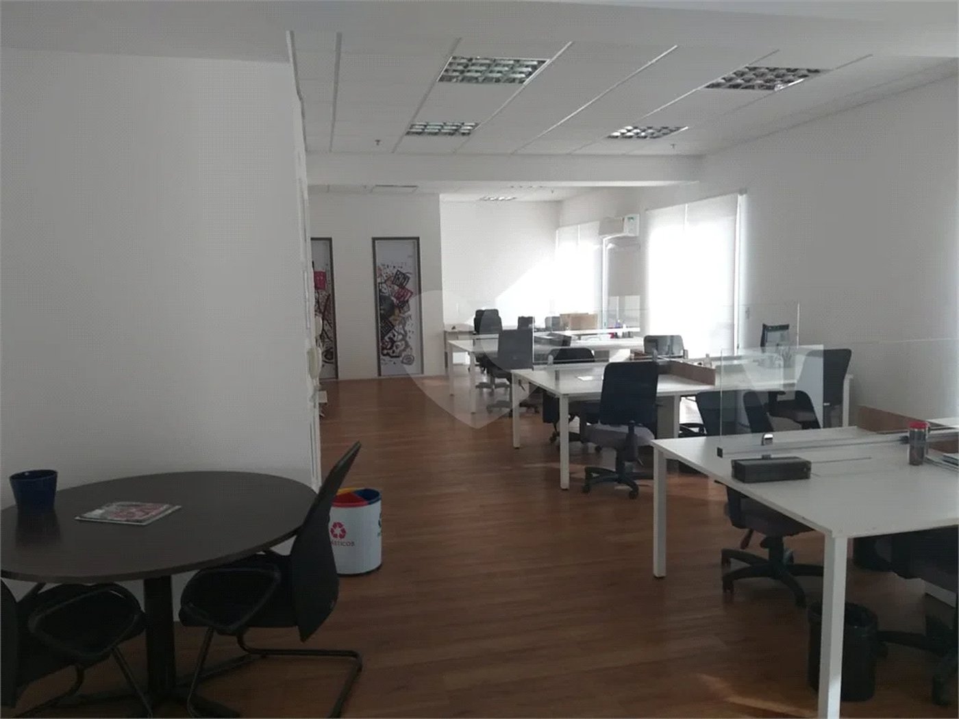 Conjunto comercial duplex à venda na Aclimação. Andar inteiro, puro charme!