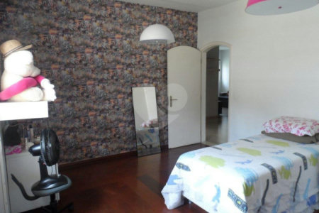 Sobrado à venda com 5 quartos, sendo 3 suítes, em Interlagos, São Paulo, SP