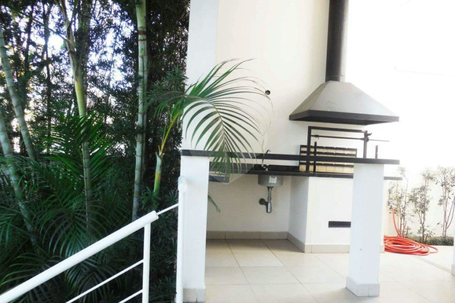 Casa à venda com 4 quartos, sendo 2 suítes, no condomínio Bristol Village, São Paulo - SP