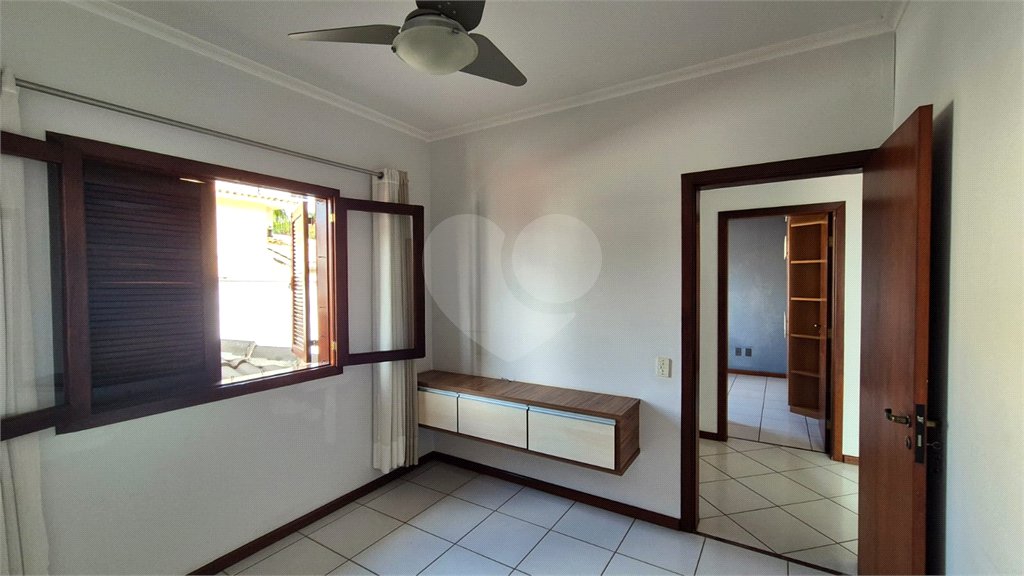 Casa à venda com 4 quartos, sendo 2 suítes, no condomínio Residencial Grape Village, Vinhedo - SP