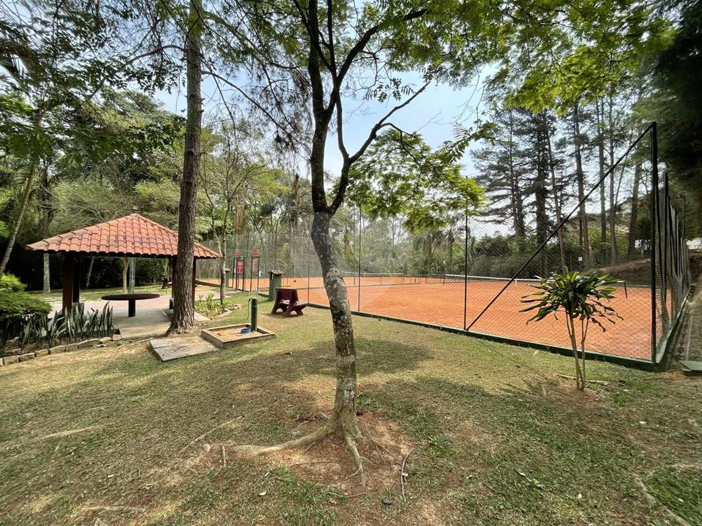 Casa à venda com 4 quartos, sendo 2 suítes,  no condomínio São Paulo Ii, Cotia - SP