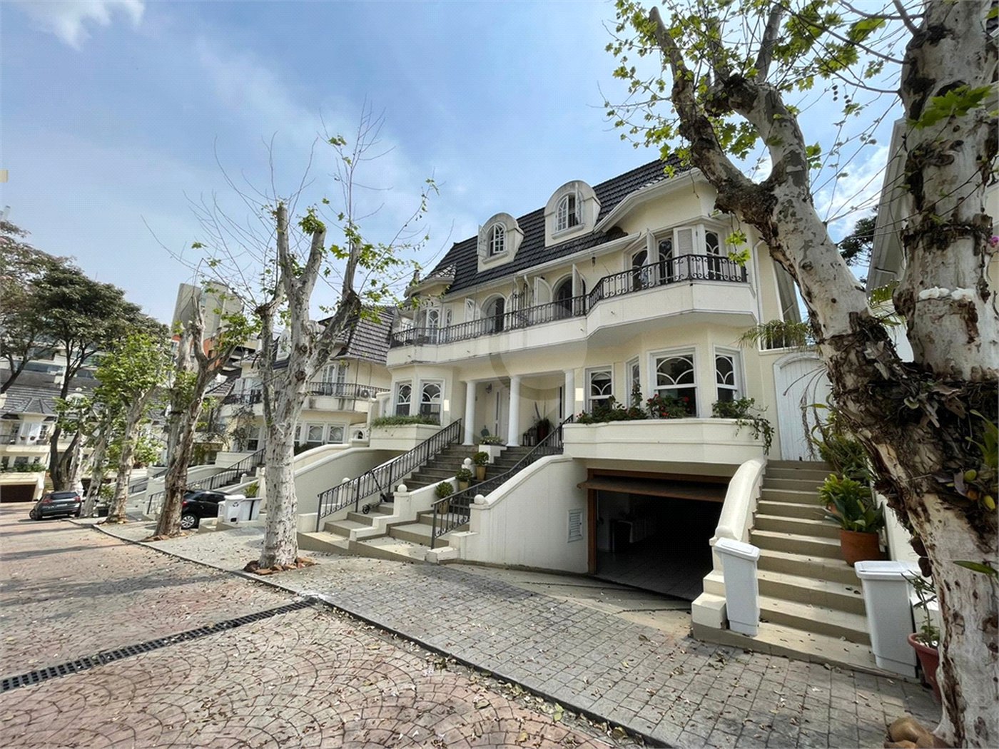 Casa em condomínio à venda ou para alugar com 4 quartos, sendo 3 suítes,  em Jardim Panorama, São Paulo, SP