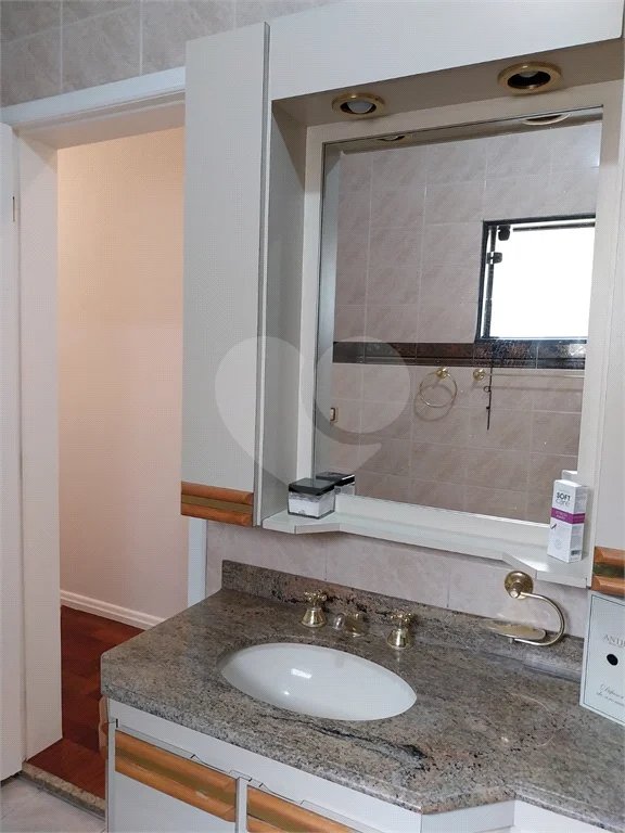 Casa com 324m², 4 dormitórios, sendo 1 suíte, 4 vagas, à venda no Jardim Las Vegas em Santo André.