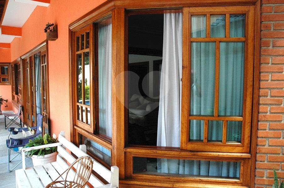 Sobrado à venda com 5 quartos, sendo 4 suítes, em Interlagos, São Paulo, SP