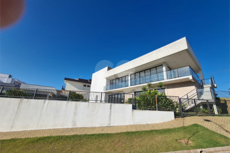 Casa à venda com 3 suítes no condomínio Reserva dos Jatobás, Louveira - SP