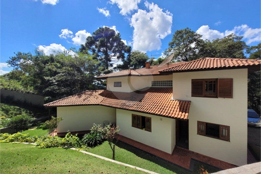 Casa à venda com 4 quartos, sendo 2 suítes, no condomínio Alpes da Cantareira, Mairiporã - SP