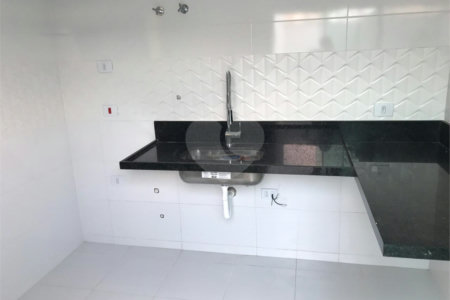 Casa à venda com 3 quartos, sendo 1 suíte, no condomínio Parque Vitória, São Paulo - SP