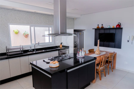 Casa à venda com 5 quartos, sendo 4 suítes, no condomínio Flamboyant, Atibaia - SP