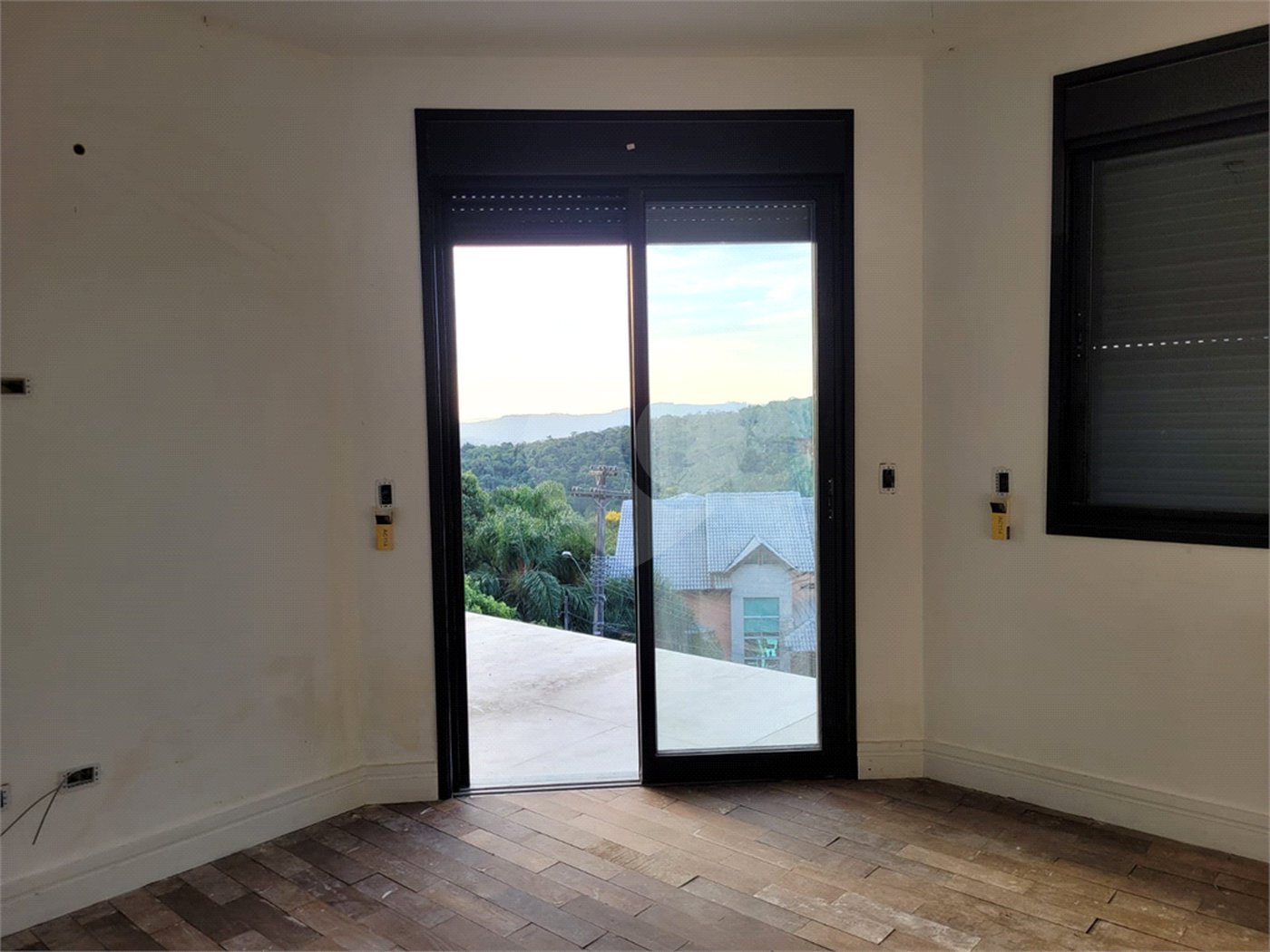 Casa à venda com 6 quartos, sendo 4 suítes, no condomínio Suíça da Cantareira, Mairiporã - SP