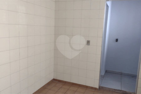 Apto com 2 dormitórios, dois banheiros , e uma garagem.