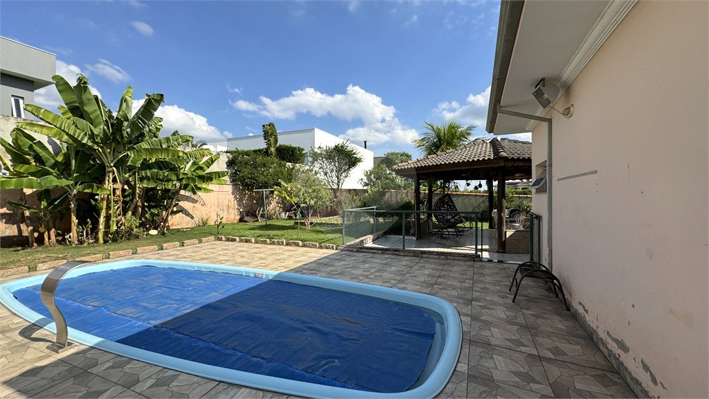 Casa à venda com 4 quartos, sendo 3 suítes, no condomínio Terras de Mont Serrat, Salto - SP