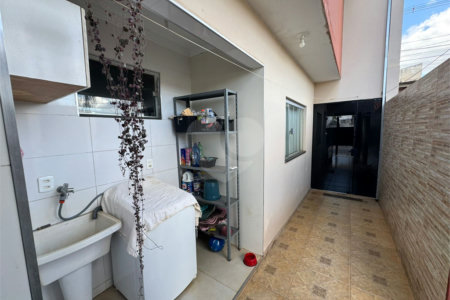 Sobrado á venda com Edícula, no Jardim Embaré, em São Carlos-SP.