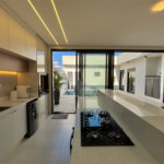 Indaiatuba - Sp - Condominio Maria Candida - R$ 2.250.000,00 - 3 suítes, sendo 1 master com closet e banheiro com duas cubas e dois chuveiros - Escritório - Piscina em Alvenaria aquecida e Hidro com Iluminação - Ar Condicionado instalado em todos os quartos, escritorio, sala e area gourmet