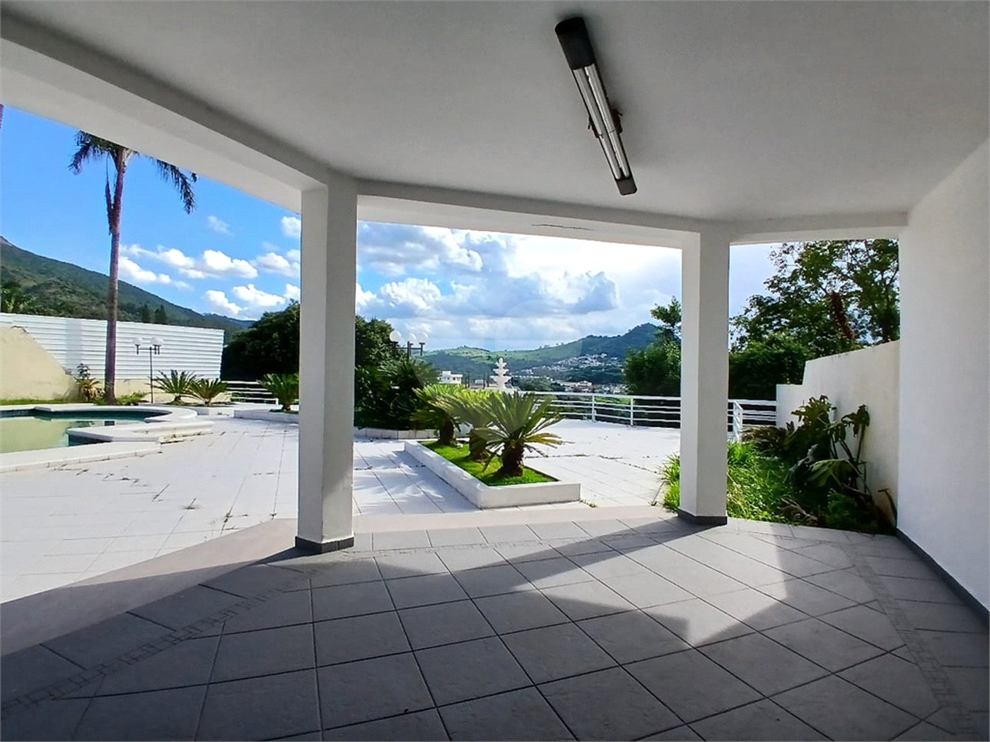 Casa à venda com 4 quartos, sendo 2 suítes, no condomínio Flamboyant, Atibaia - SP