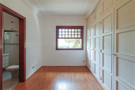 Casa à venda com 4 quartos, sendo 3 suítes,  no condomínio Vila das Flores, São Paulo - SP