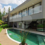 Casa à venda com 4 suítes no condomínio Figueira Garden, Atibaia - SP