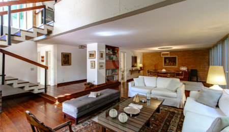 Casa à venda com 4 quartos, sendo 1 suíte,  em Jardim Leonor, São Paulo, SP