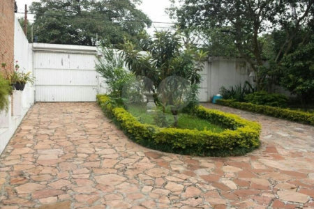 Casa à venda com 5 quartos, sendo 2 suítes, no condomínio Luís Romero Sanson, São Paulo - SP