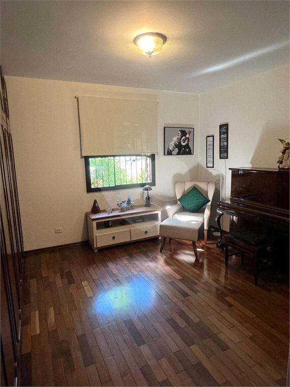 Casa à venda com 5 quartos, sendo 4 suítes, em Parque Maria Helena, São Paulo, SP