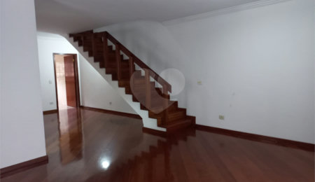 Sobrado à venda com 4 quartos, sendo 3 suítes,  em Cidade São Francisco, São Paulo, SP
