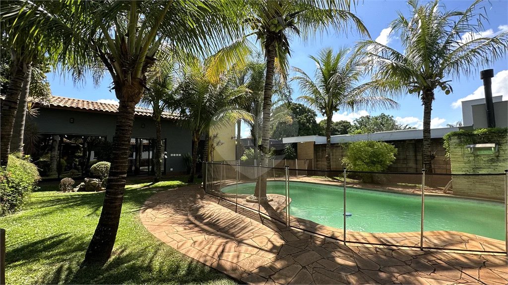Casa em Condomínio Fechado com 4 suítes e área de lazer completa.