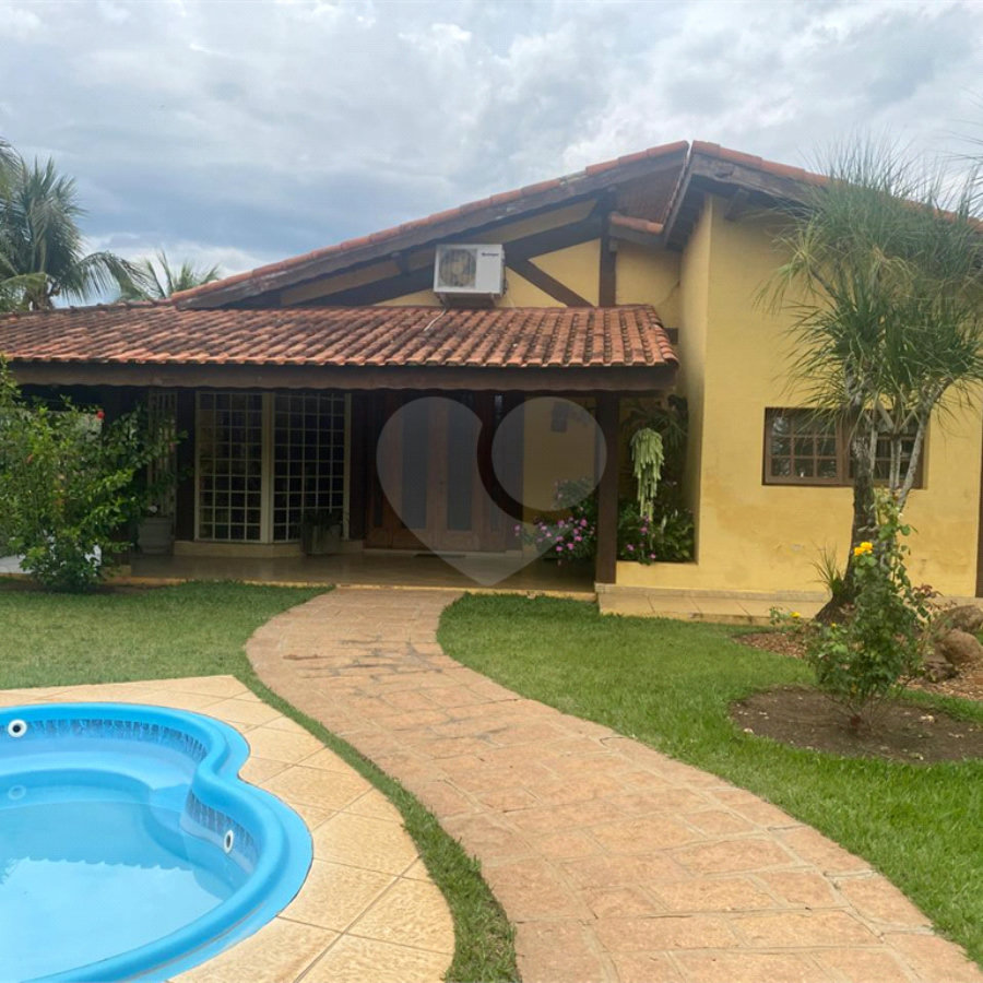 Casa à venda com 8 quartos, sendo 4 suítes, no condomínio Santa Filomena, Salto - SP