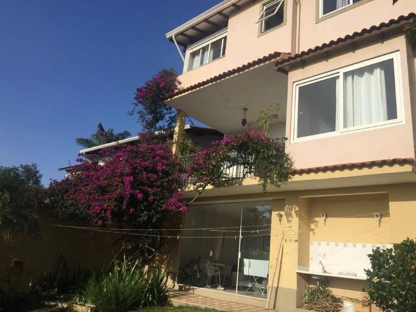 Casa à venda com 5 quartos, sendo 4 suítes, no condomínio Jardim Vitória Régia, São Paulo - SP