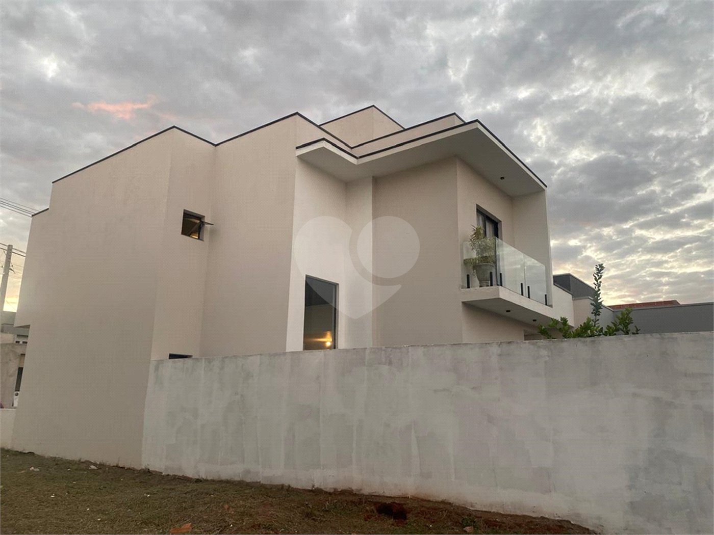 Casa à venda com 3 quartos, sendo 2 suítes, no condomínio Terras da Estância, Paulínia - SP