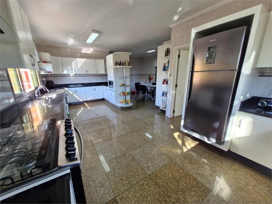 Casa à venda com 4 suítes no condomínio Villa Viana II, Cotia - SP