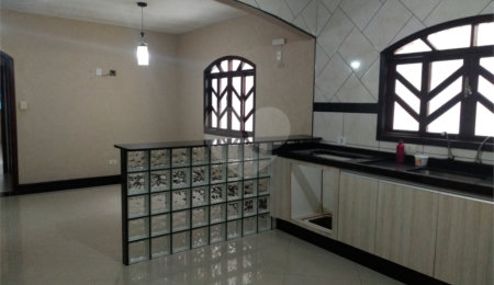 Sobrado à venda com 3 quartos, sendo 1 suíte,  em Residencial Rancho Grande, Itaquaquecetuba, SP