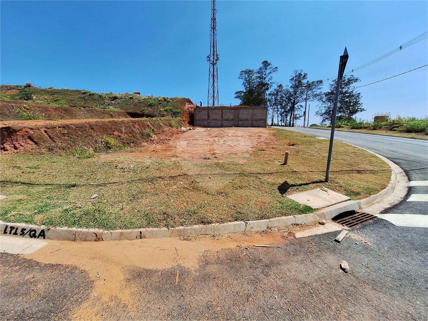 Terreno à venda com 1 suíte no condomínio Comercial Independência, Vinhedo - SP