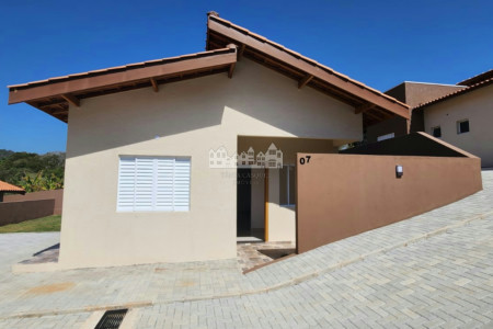 Casa à venda ou para alugar com 2 suítes no condomínio Serra Verde, Atibaia - SP