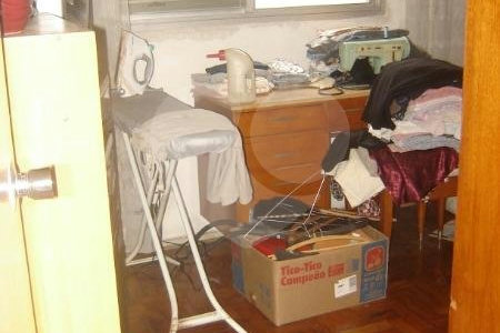 Apartamento com 4 quartos e ampla sala.