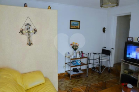 Sobrado na Saúde (2 casas c/2 quartos cada uma/entradas separadas)