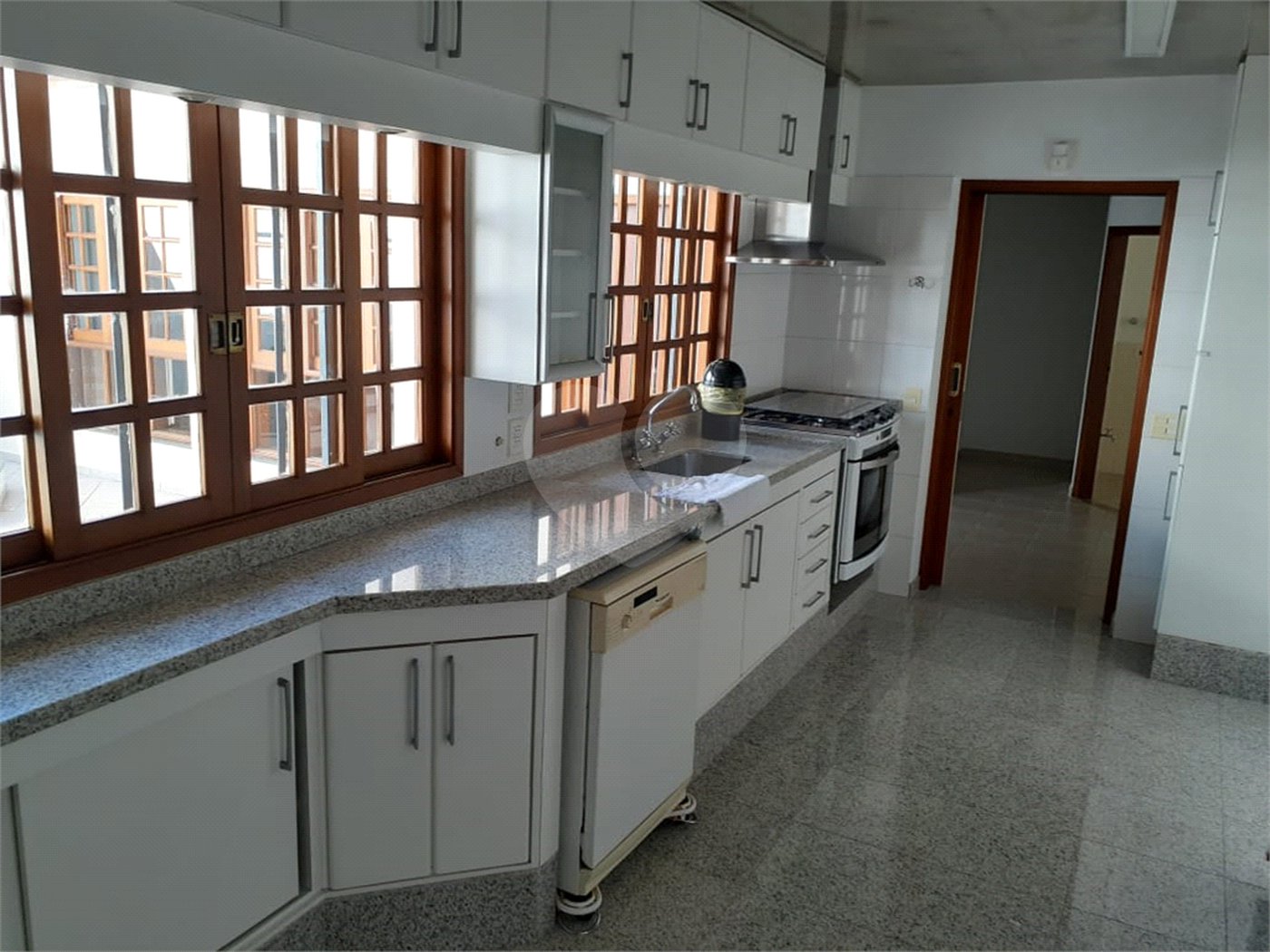 Sobrado à venda com 4 quartos, sendo 2 suítes,  em Tremembé, São Paulo, SP