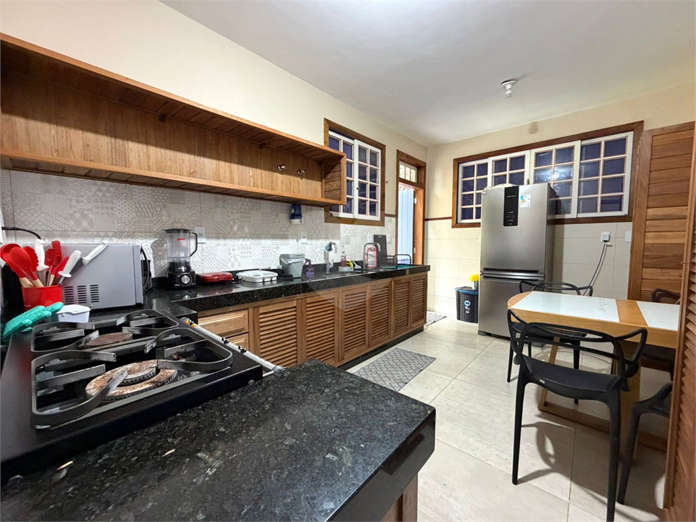 Casa à venda com 4 quartos, sendo 2 suítes, em Ogiva, Cabo Frio, RJ