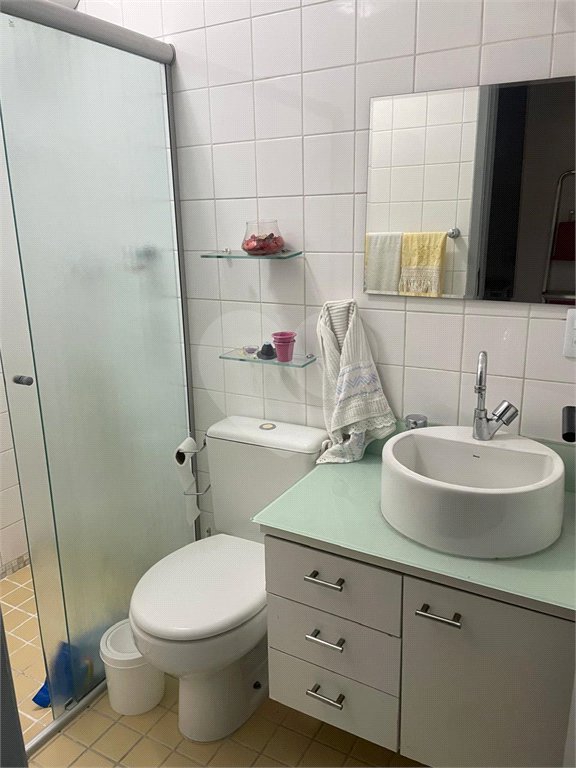 Casa à venda com 3 quartos, sendo 1 suíte, no condomínio Serranos, São Paulo - SP