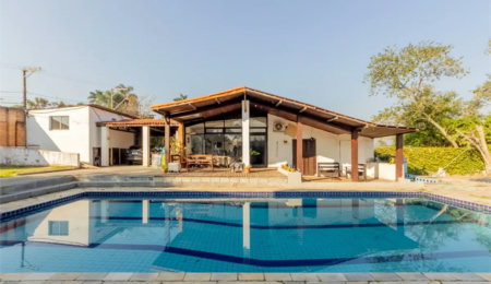 Casa à venda ou para alugar com 5 quartos, sendo 3 suítes,  em Chácara Pavoeiro, Cotia, SP