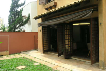 Casa à venda com 4 quartos, sendo 2 suítes, no condomínio Vila das Flores, São Paulo - SP