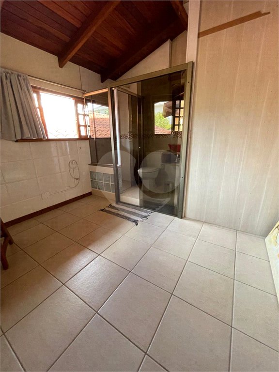 Casa à venda com 9 quartos, sendo 4 suítes, em Condomínio Flamboyant-b, Atibaia, SP