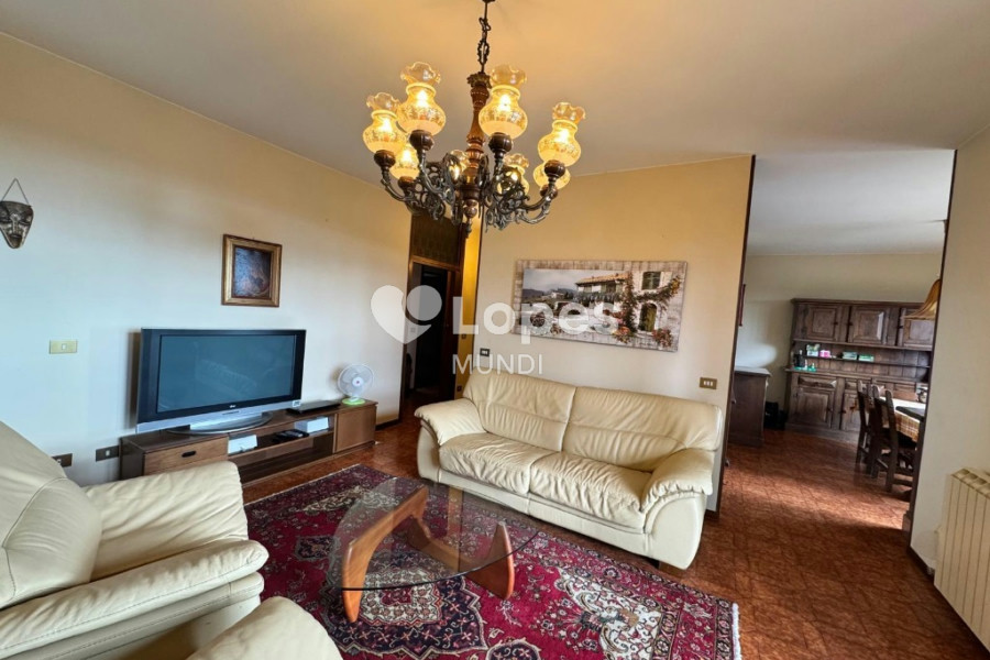 Casa multifamiliar à venda em Verona, Itália – 3 unidades e 12.000 m²