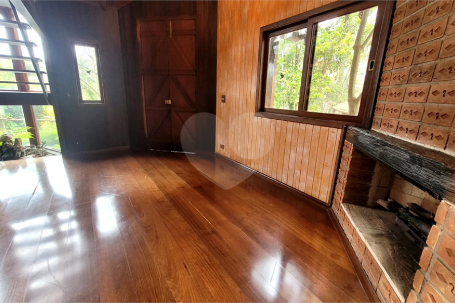 Casa à venda ou para alugar com 3 quartos, sendo 1 suíte, no condomínio Associação Reserva das Hortênsias, Mairiporã - SP