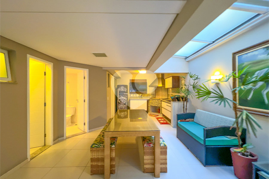 Casa à venda com 3 quartos, sendo 2 suítes, no condomínio Floradas da Serra, São Paulo - SP