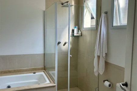 Casa à venda com 4 quartos, sendo 3 suítes,  no condomínio Vila Carmel, São Paulo - SP