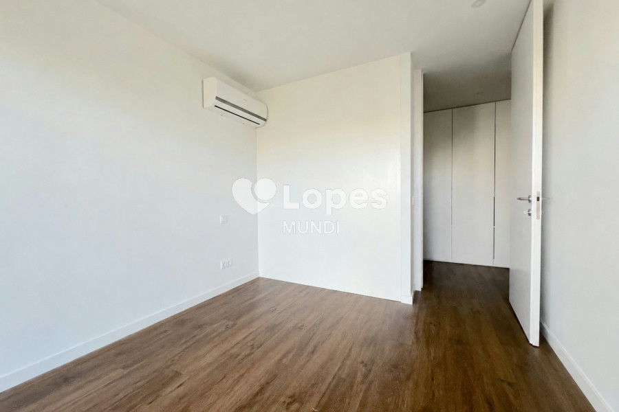 Apartamento T3 à venda em Águas Santas, Maia, Portugal – Varanda e garagem