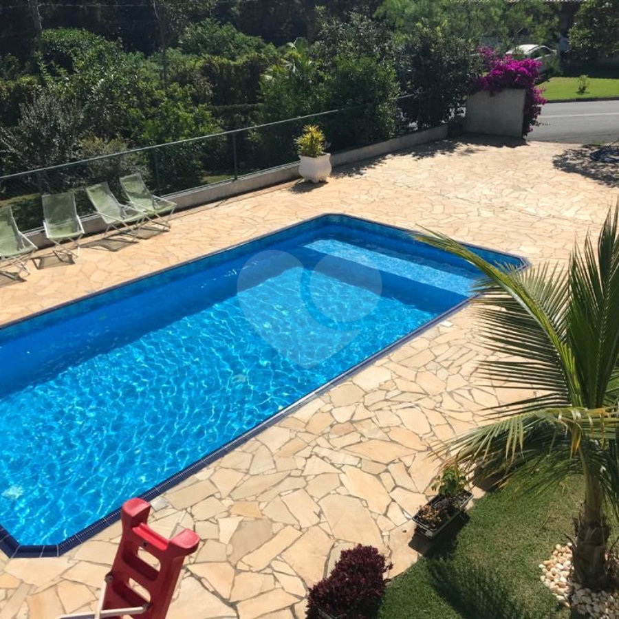 Casa à venda com 4 quartos, sendo 3 suítes, no condomínio Serra da Estrela, Atibaia - SP